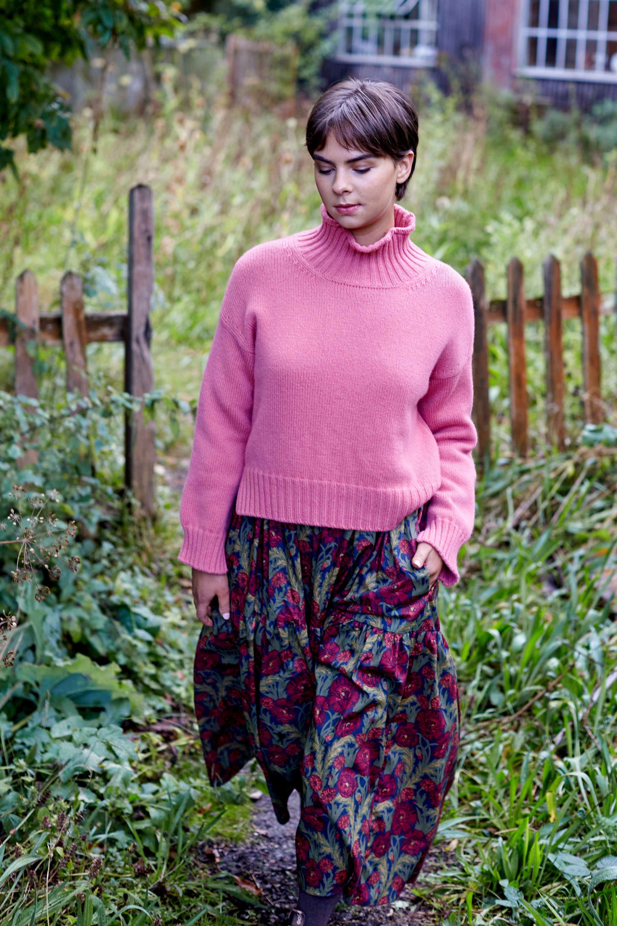 Islay Cropped Jumper in Sand Rose Lambswool