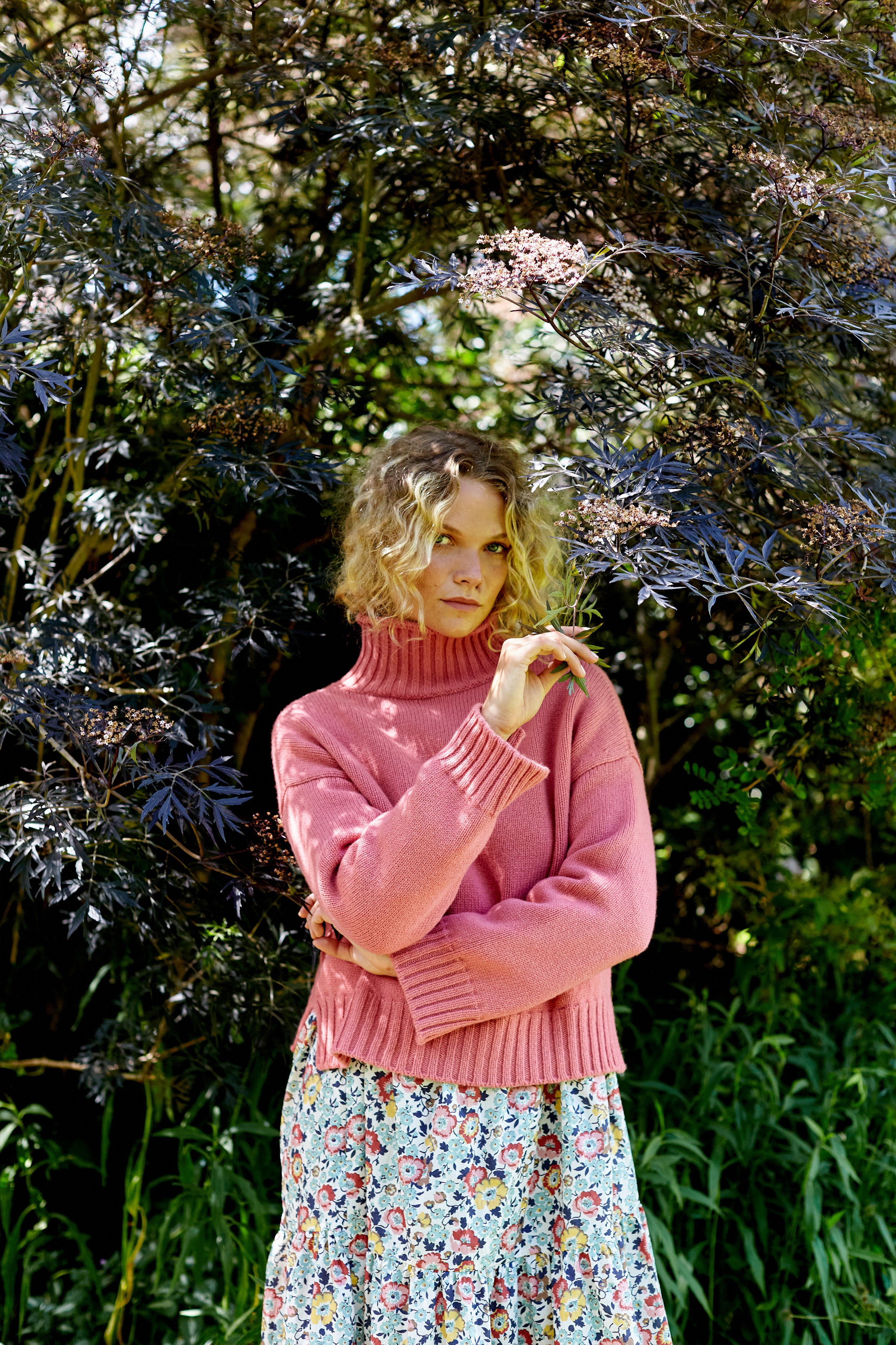 Islay Cropped Jumper in Sand Rose Lambswool